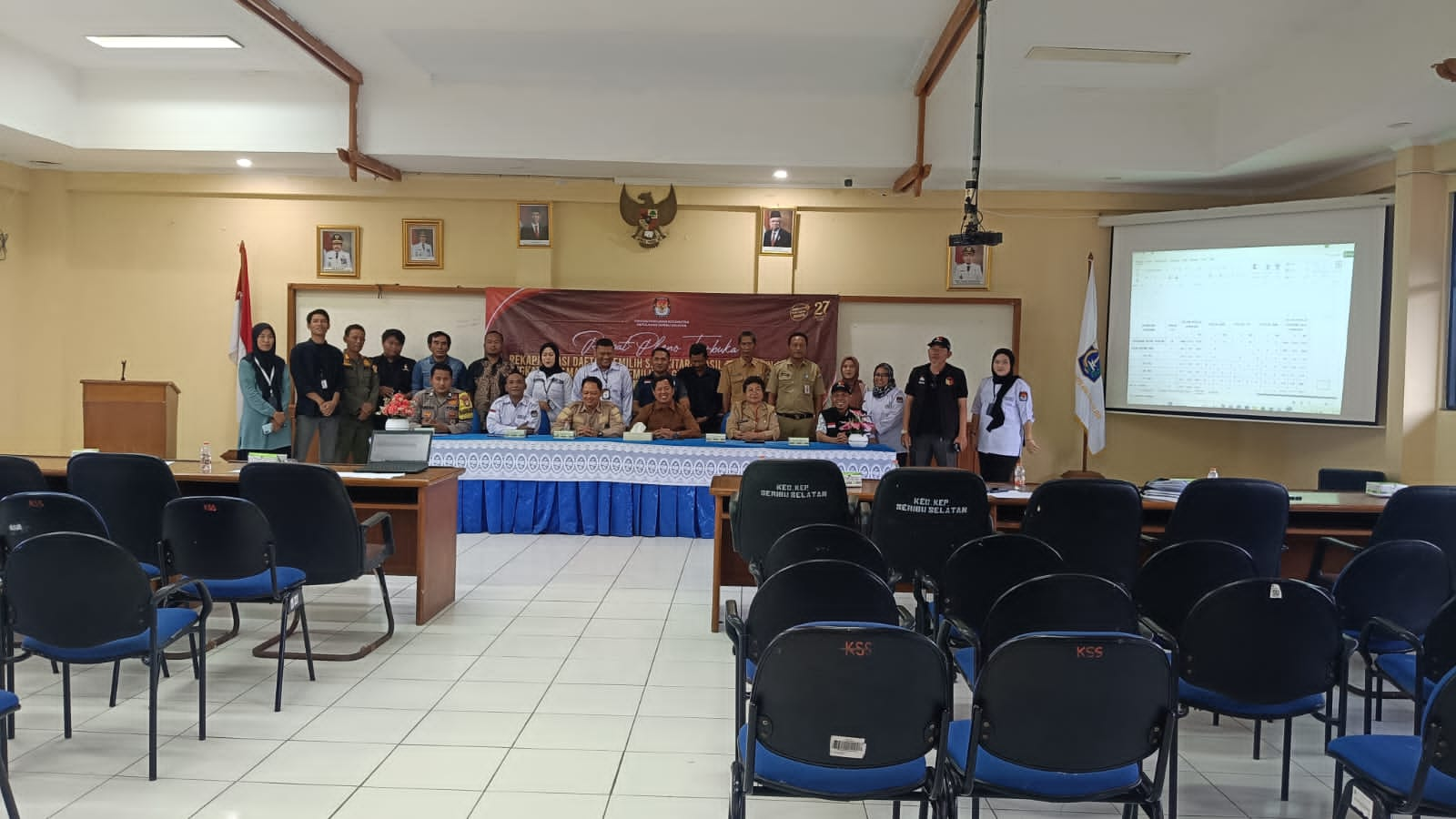 Bhabinkamtibmas Pulau Tidung Hadiri Rapat Pleno Terbuka Rekapitulasi DPSHP Pilgub DKI Jakarta 2024 di Kecamatan Kepulauan Seribu Selatan