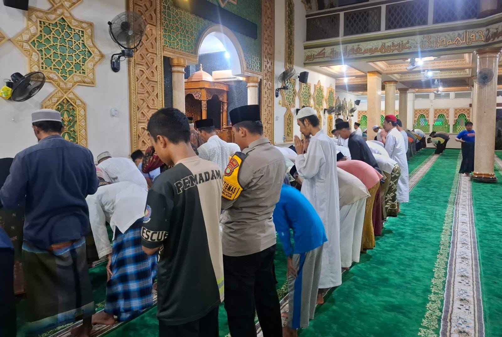 Polsek Kepulauan Seribu Selatan Gelar Tarawih Keliling di Masjid Nurul Huda Pulau Tidung