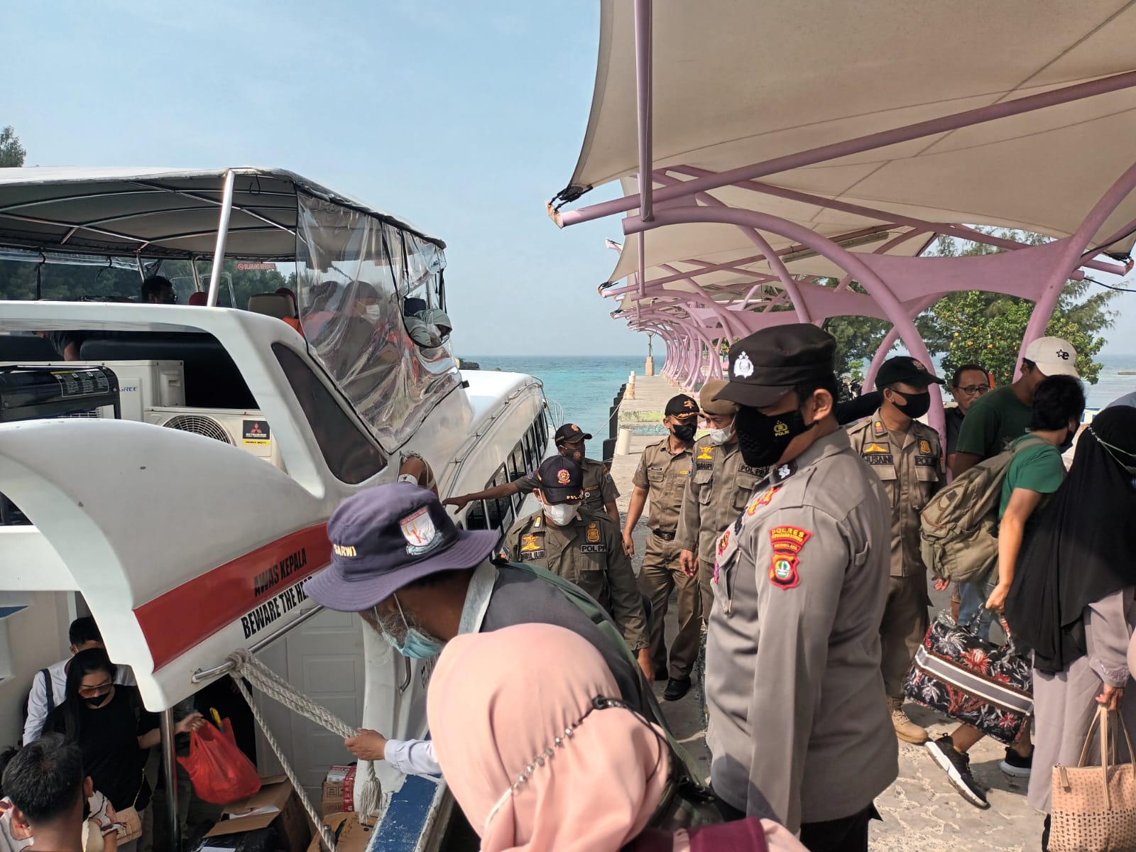 Polisi Humanis Dalam Giat Pengamanan Dermaga Pulau Tidung
