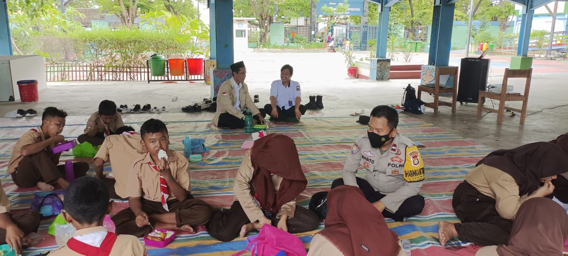 Bhabinkamtibmas Polsek Kepulauan Seribu Selatan Himbau Siswa SMPN 285 Bijak Gadget