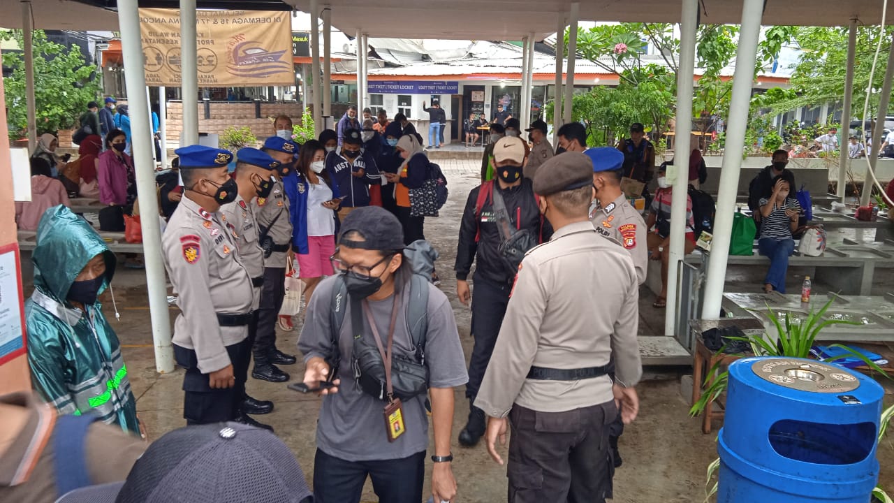 Polres Kep Seribu Giatkan Pengawasan ProKes dan Pengecekan Scan Barcode Peduli Lindungi 98 Wisatawan Ke Pulau Seribu di Dermaga Keberangkatan Marina Ancol