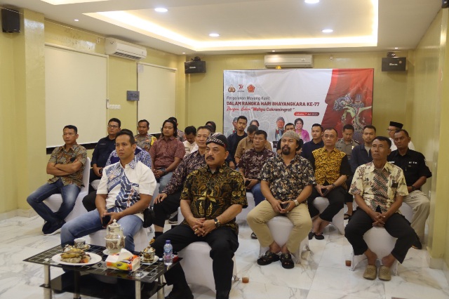 Polres Kepulauan Seribu Gelar Nonton Bersama Wayang Kulit Lakon Wahyu Cakraningrat sebagai Bagian Perayaan HUT ke-77 Bhayangkara