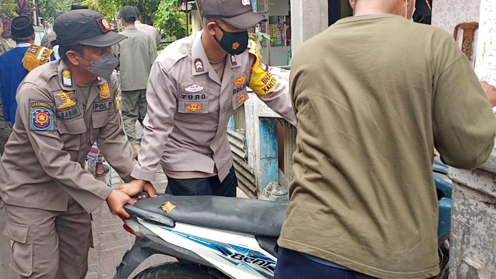 Pendekatan Humanis, Cara Polsek Kepulauan Seribu Utara Tertibkan Parkir Motor Liar