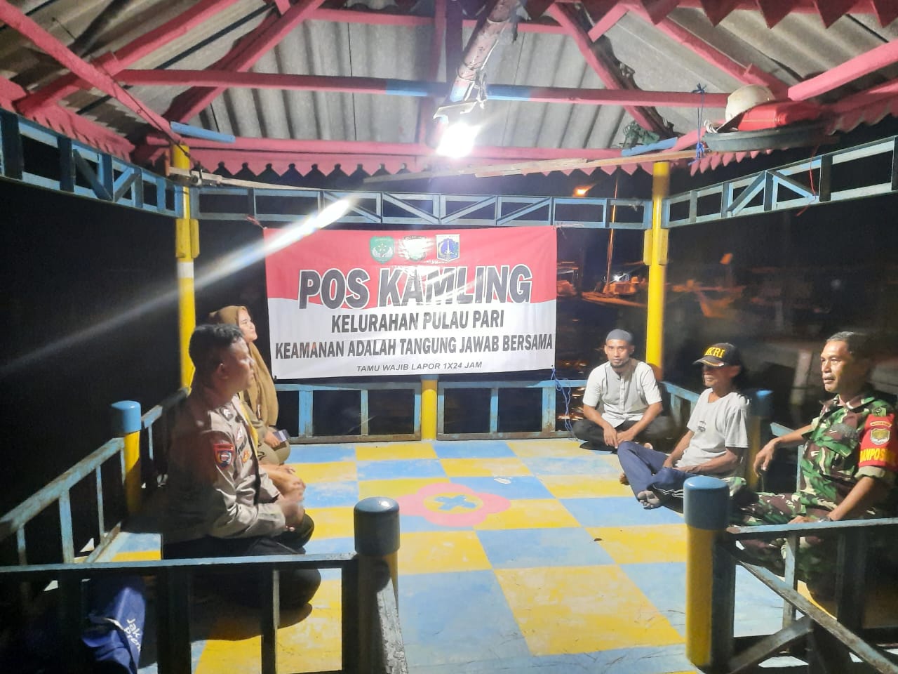 Bhabinkamtibmas Pulau Lancang Lakukan Pengecekan Poskamling untuk Jaga Kamtibmas