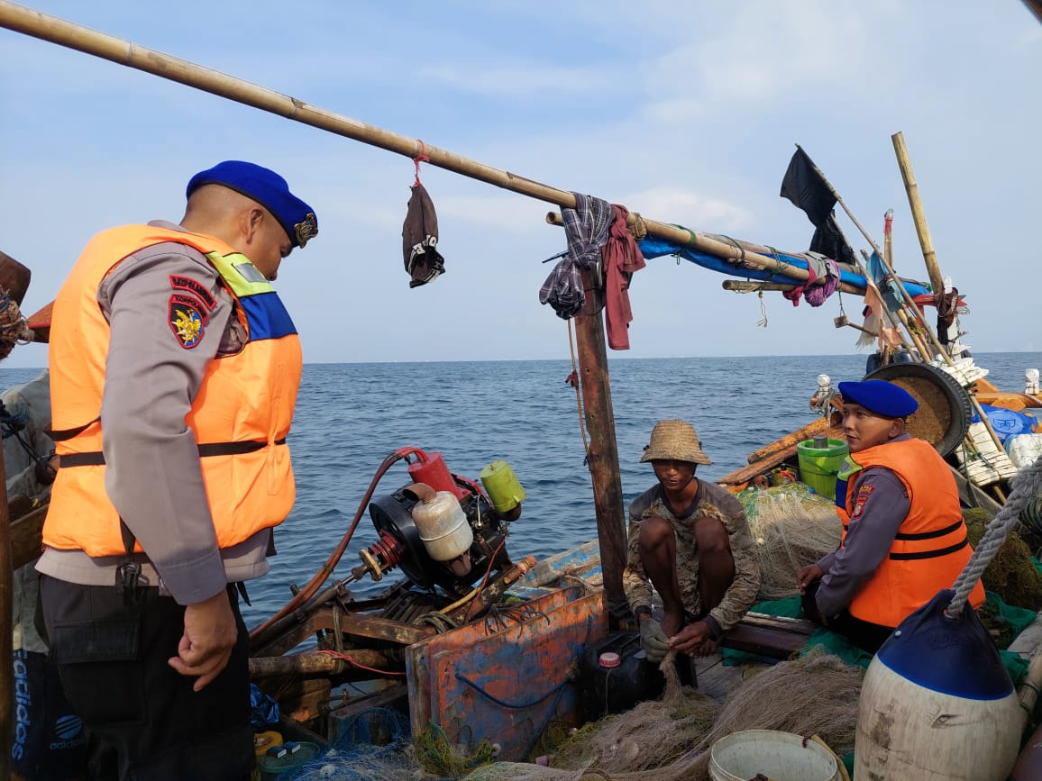 Satuan Polair Kepulauan Seribu Melaksanakan Patroli Perairan dan Menjaga Keamanan Nelayan di Wilayah Kepulauan Seribu