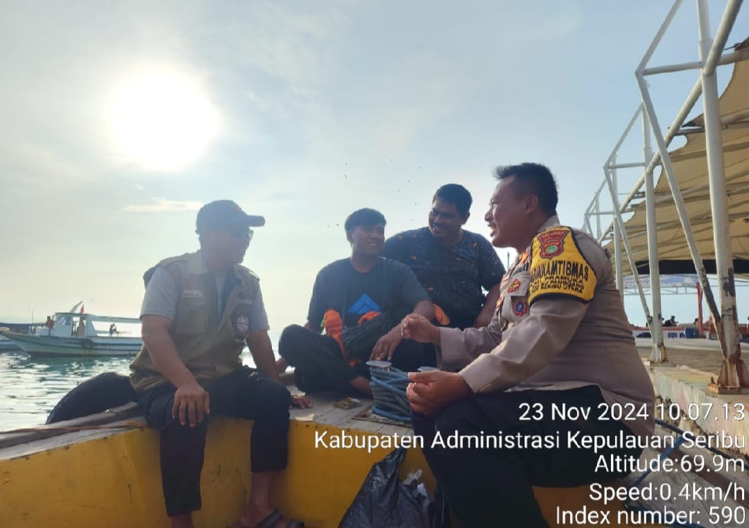 Bhabinkamtibmas Pulau Pramuka Himbau Nelayan Waspadai Cuaca Buruk dan Gunakan Life Jacket