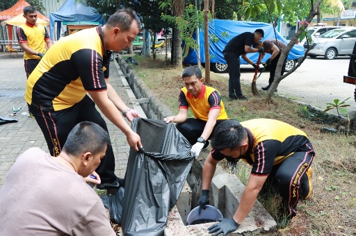 Jaga Kebersihan Mako, Kapolres Kepulauan Seribu Pimpin Langsung Giat Jum'at Bersih