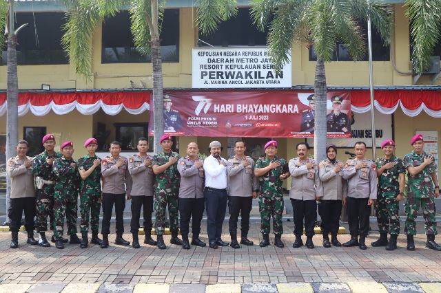Kodim 0502/Jakarta Utara dan Danyon Infanteri 2 Marinir Cilandak Memeriahkan HUT Bhayangkara Ke-77 dengan Surprise ke Kantor Perwakilan Polres Kepulauan Seribu Marina Ancol