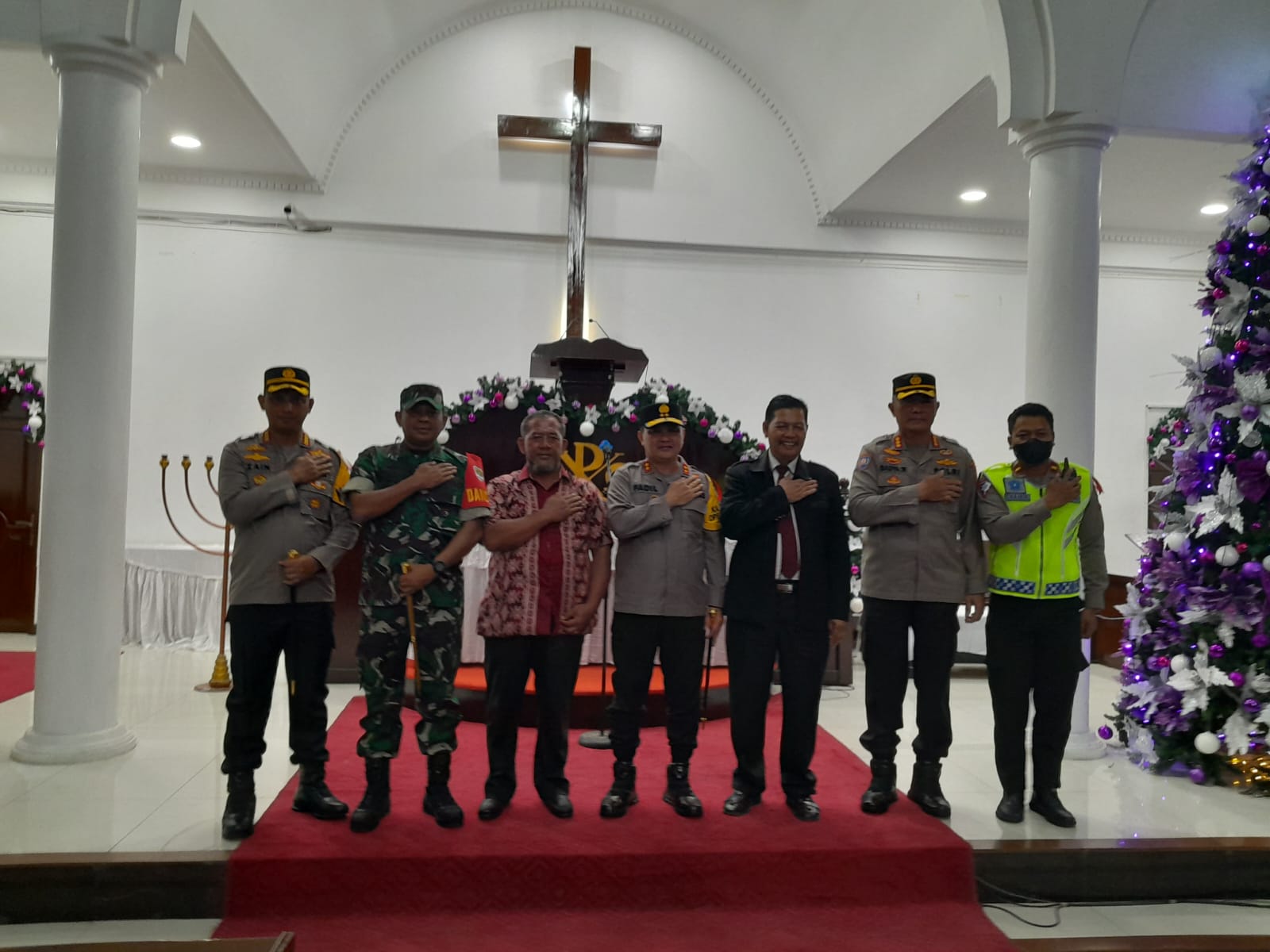 Kapolda Metro Jaya Lakukan peninjauan Pengamanan Gereja Di Wilkum Polda Metro Jaya, Pastikan Misa Natal Aman dan Nyaman