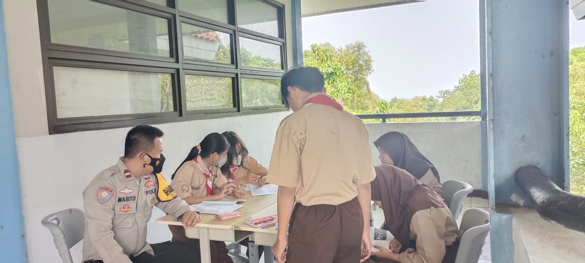 Bhabinkamtibmas Polres Kepulauan Seribu Himbau Pelajar Bijak Bersosial Media