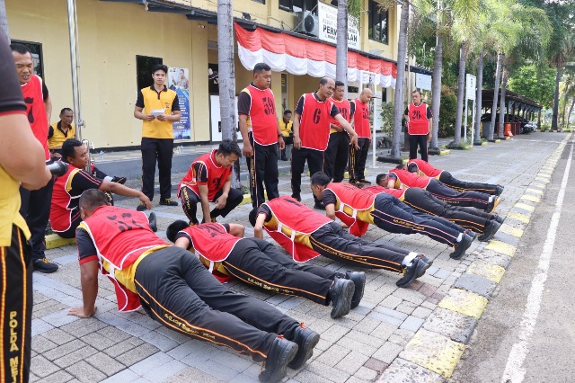 Polres Kepulauan Seribu Gelar Tes Kesamaptaan Jasmani di Marina Ancol