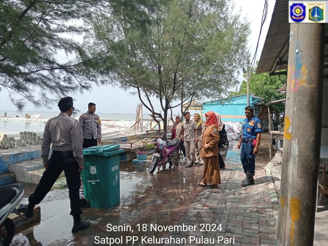 Bhabinkamtibmas Pulau Lancang Bersama Pemda Monitoring Banjir Rob, Imbau Warga Tetap Waspada