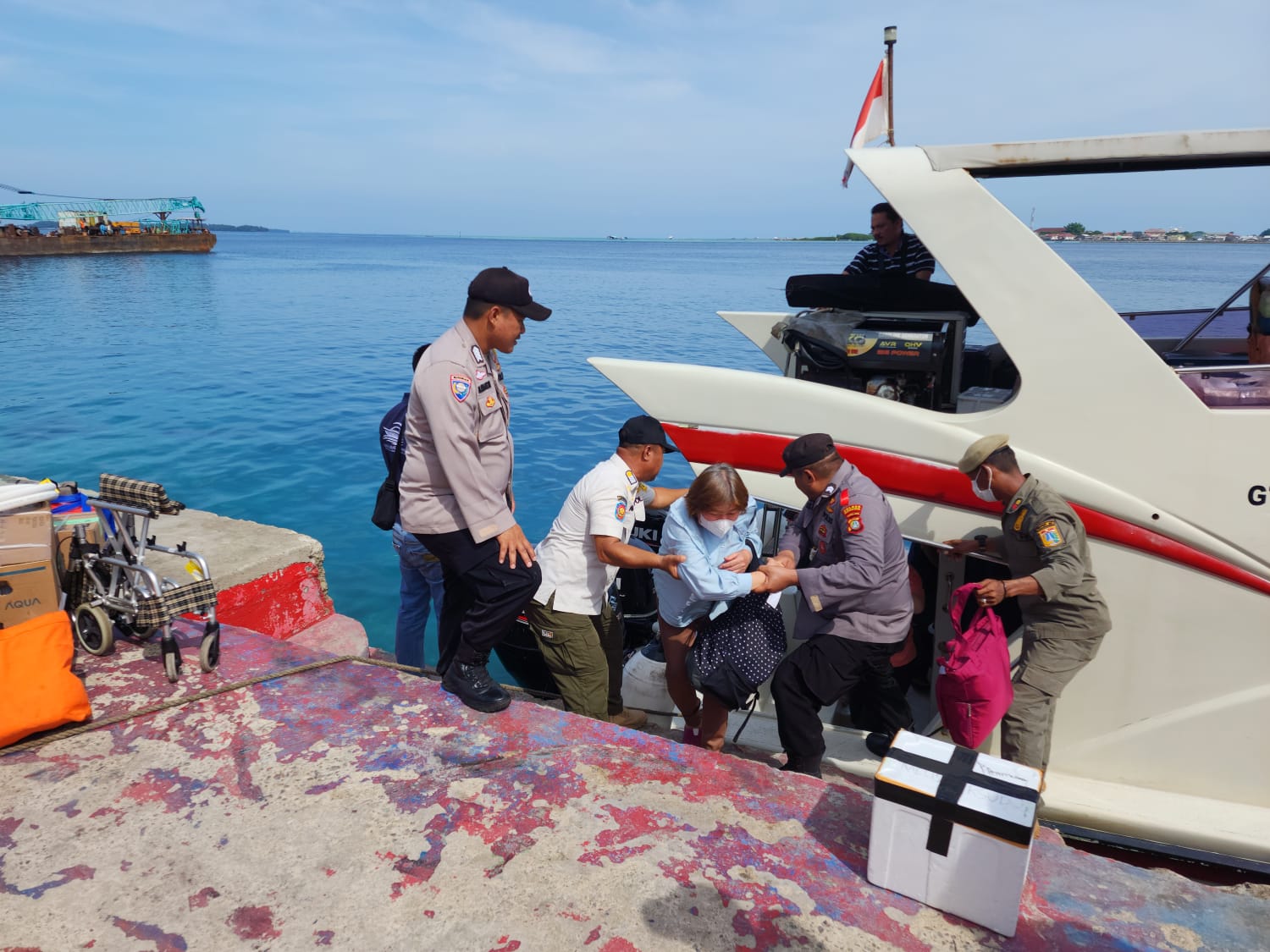 Polsek Kepulauan Seribu Humanis Bantu Penumpang Turun Dari Kapal