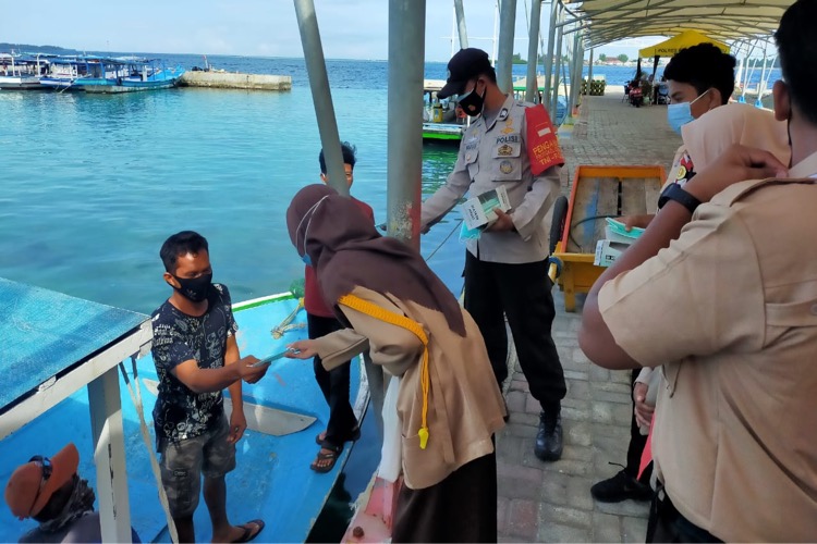 Polres Kepulauan Seribu Bagikan 6000 Pcs Masker Medis Gratis Kepada Masyarakat