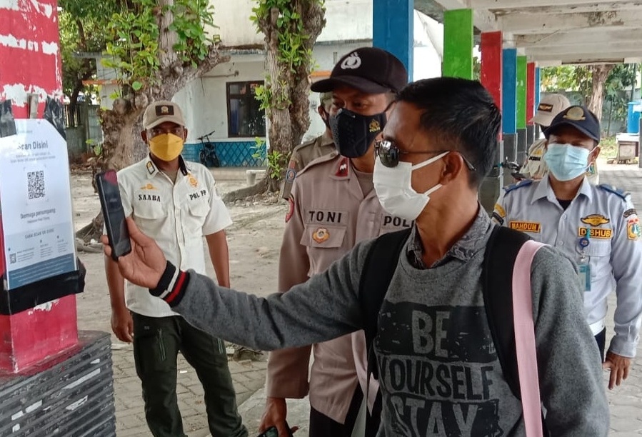 Tiba di Dermaga Pulau Tidung, 17 Warga Scan Barcode Aplikasi Peduli Lindungi