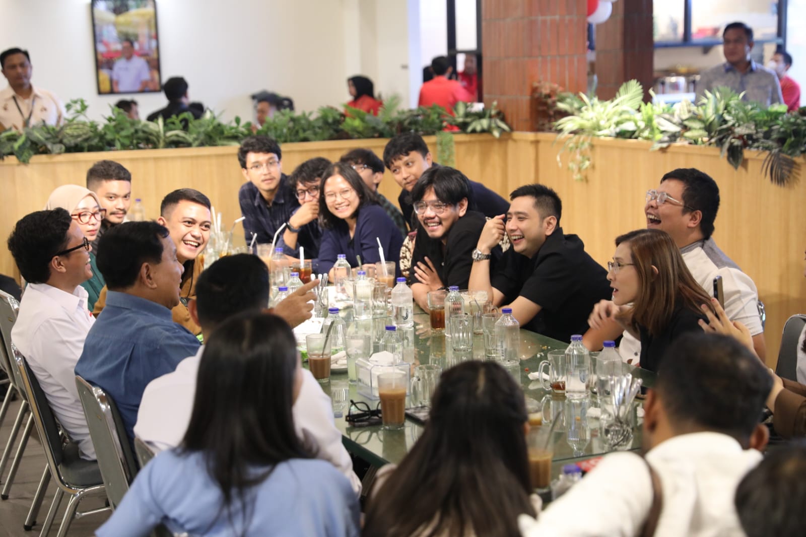 Makan Nasi Padang Bareng Wartawan, Prabowo Nyanyikan Happy Birthday untuk Rekan Jurnalis