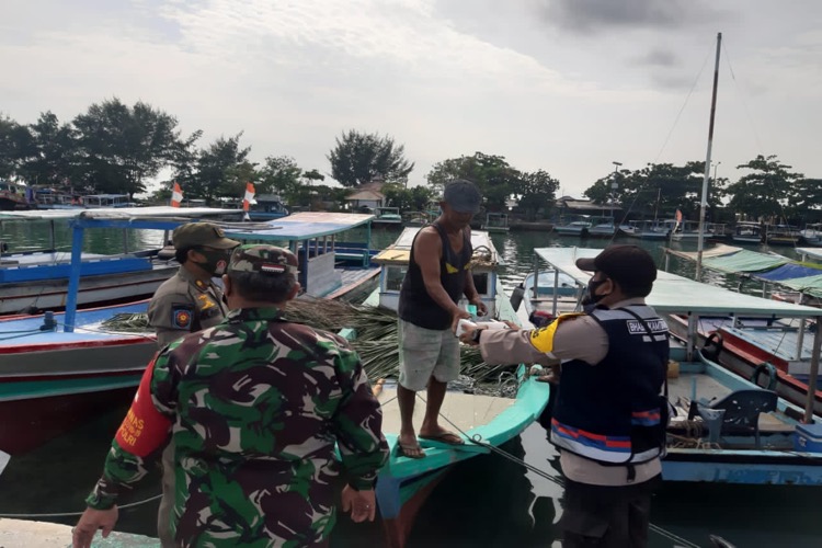 Bersama 3 Pilar, Polres Kepulauan Seribu Bagikan 5000 Masker Medis Gratis