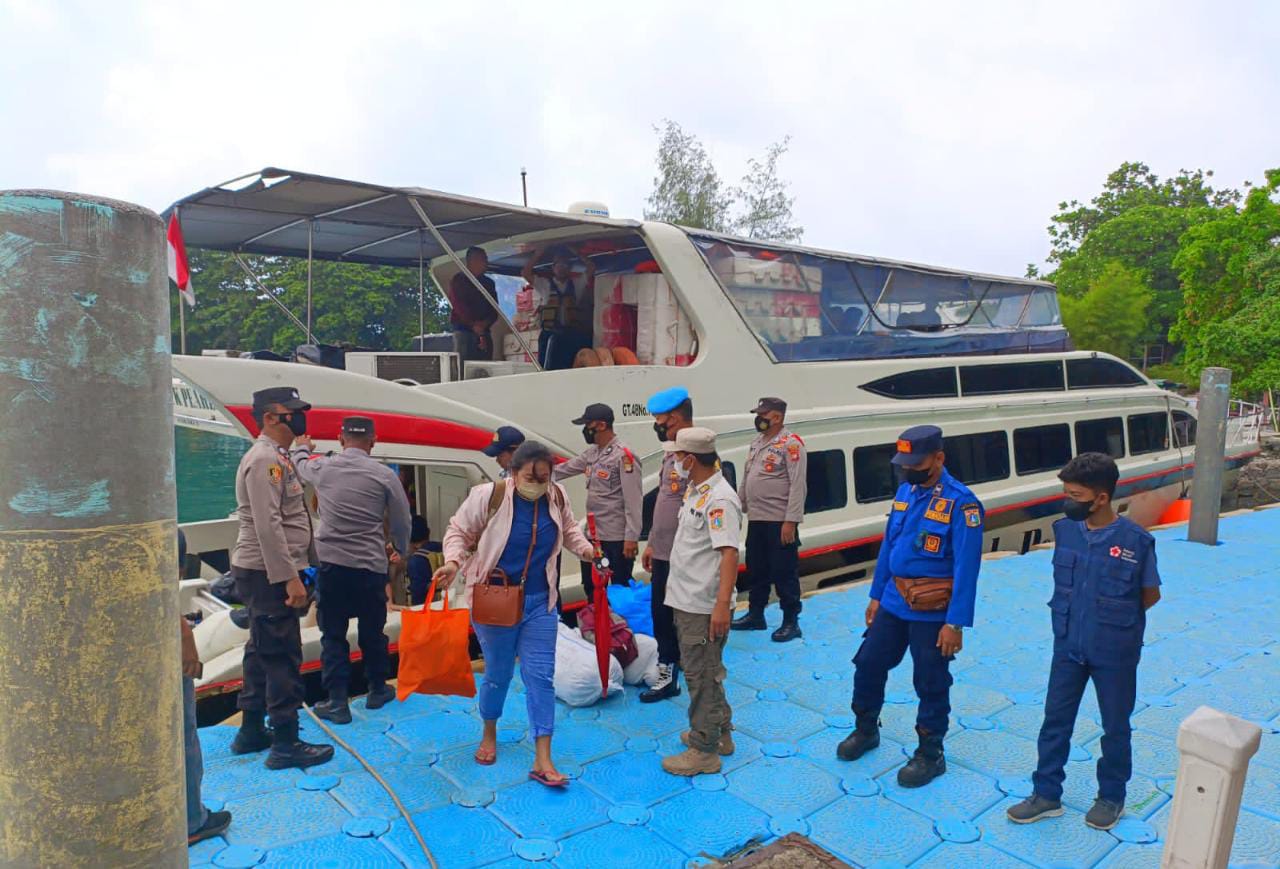 Polisi Pulau Humanis Bantu Penumpang Turun Dari Kapal