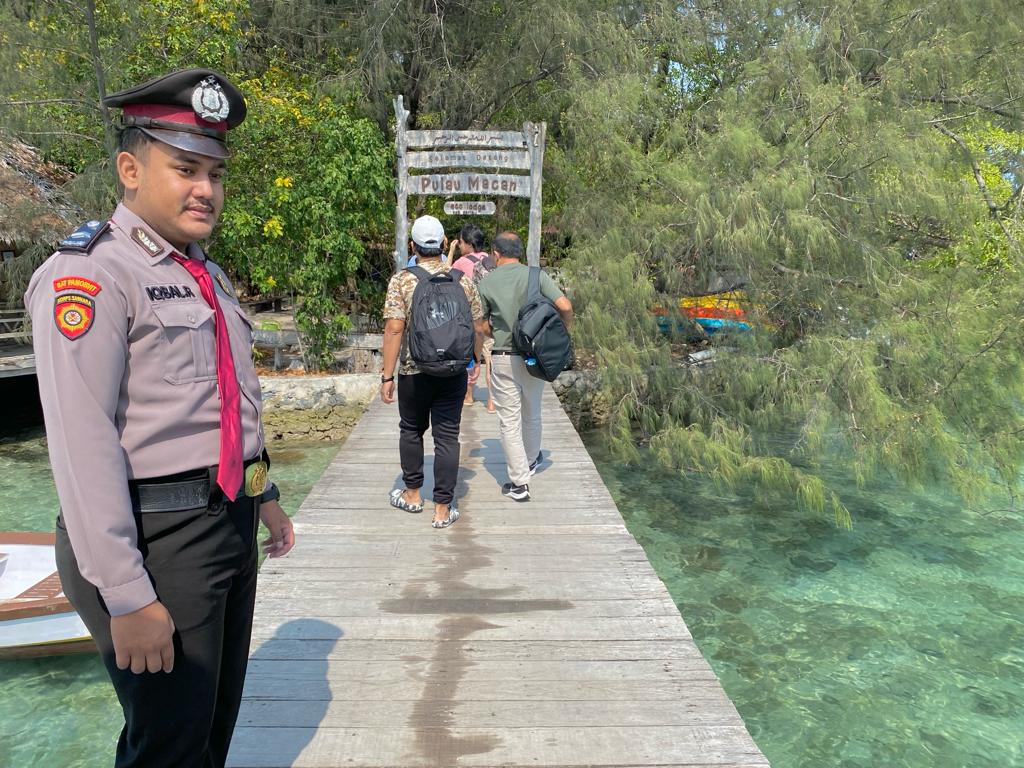 Satuan Pam Obvit Polres Kepulauan Seribu Jamin Keamanan Kunjungan Wisatawan di Pulau Macan