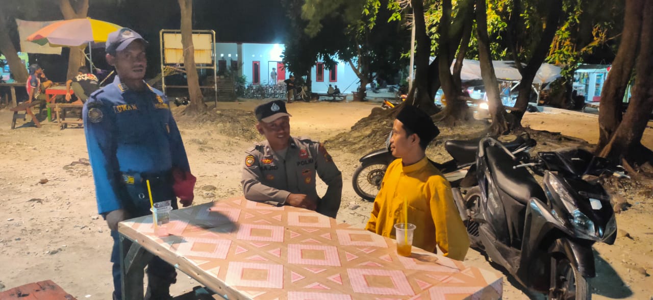 Polsek Kepulauan Seribu Selatan Lakukan Patroli Malam Sambang, Ajak Remaja Pulau Untung Jawa Hidup Sehat dan Bijak di Medsos