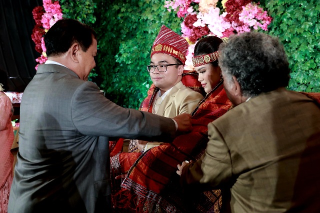 Hadiri Resepsi Pernikahan Adat Batak Putra Hotman Paris, Prabowo Kalungi Kain Ulos