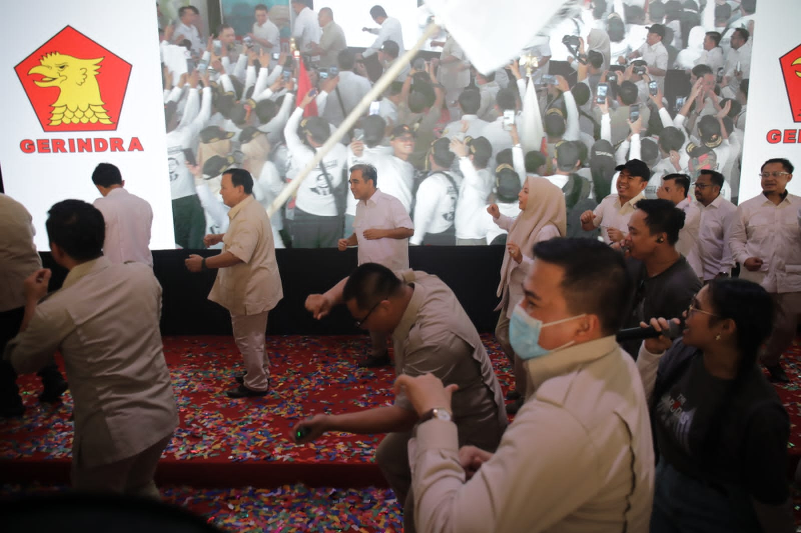 Prabowo Menari Poco-poco Bareng Kader Gerindra di Jakpus