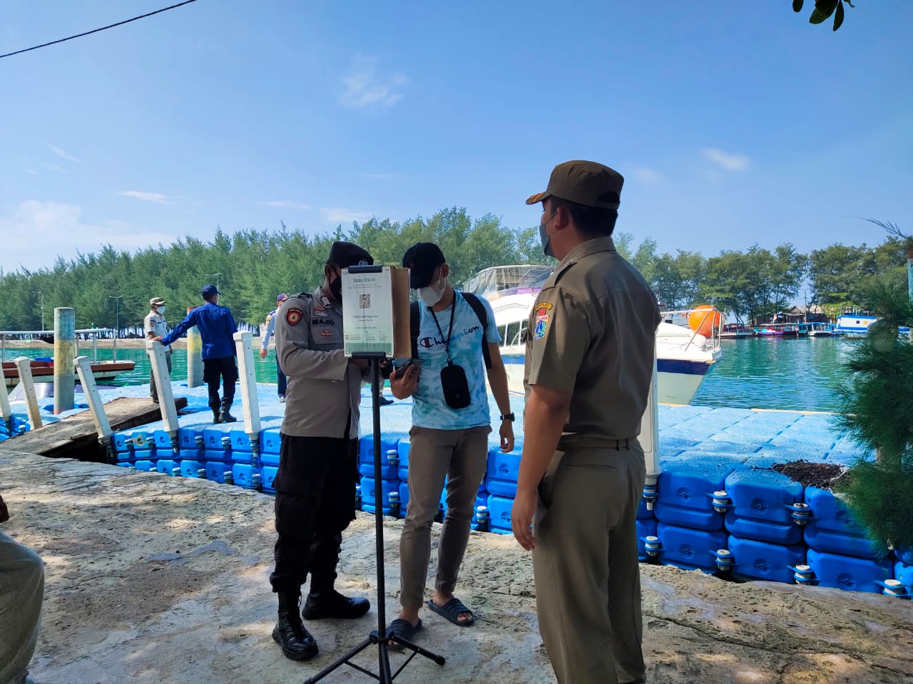 Tiba di Pulau Pari, 31 Penumpang Kapal Diwajibkan Taat Aturan ProKes dan Scanning Barcode Peduli Lindungi