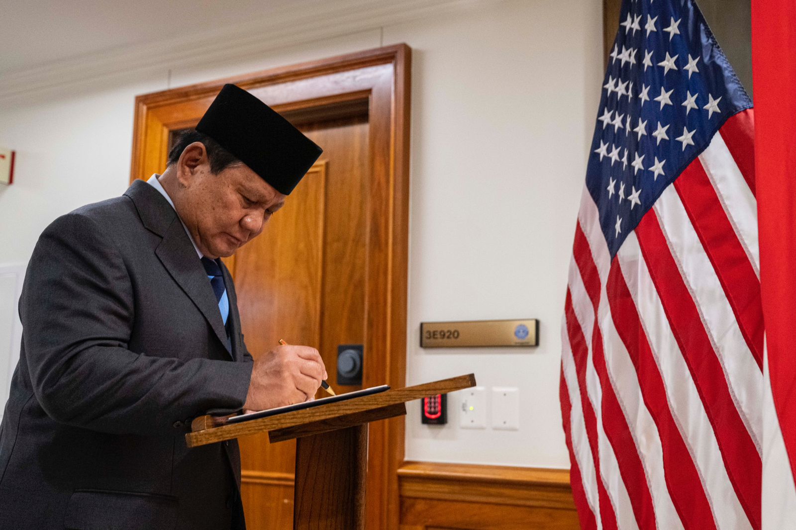Momen Prabowo Bertandang ke Pentagon AS, Disambut Langsung Menhan Austin