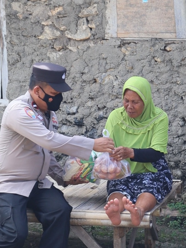 Saling Berbagi, Pak Bhabin Polres Kepulauan Seribu Berikan Bantuan Sembako