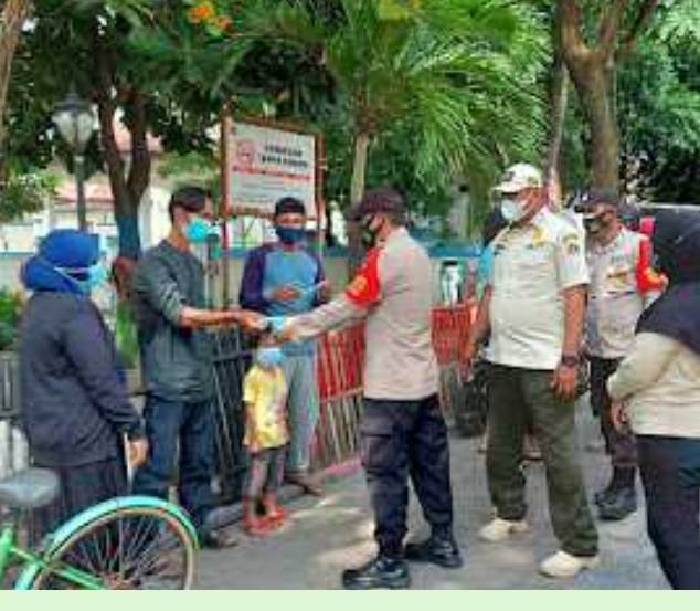 Cegah Melonjaknya Omicron, Polres Kep Seribu Terus Himbau Warga Taat ProKes dan Bagikan 1.000 Masker