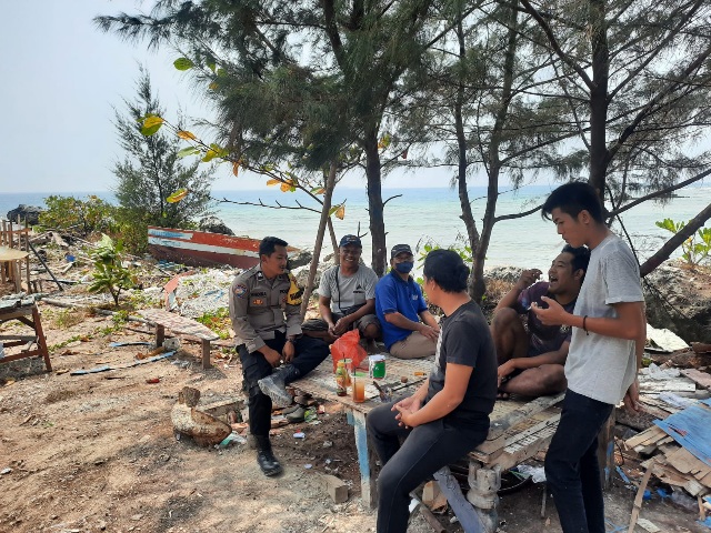 Bhabinkamtibmas Pulau Tidung Ajak Nelayan Pahami Keselamatan Berlayar dan Sosialisasikan Call Centre Polri 110
