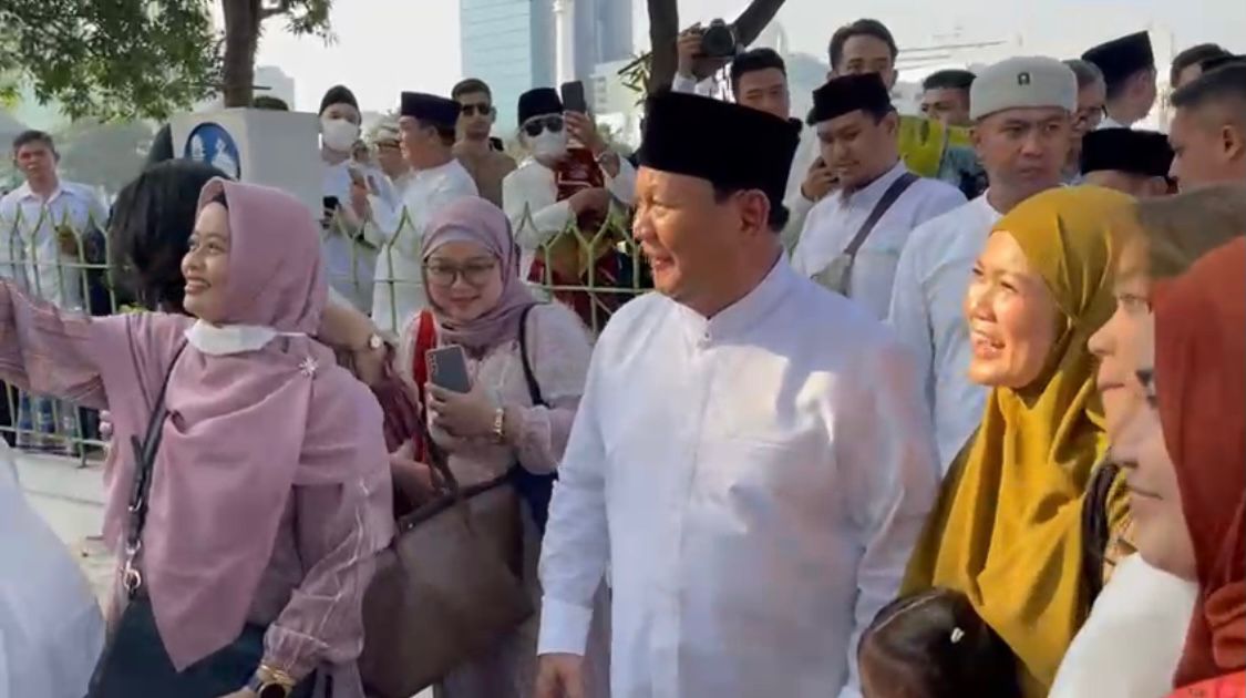 Prabowo Ramah Tamah dengan Masyarakat Usai Solat Idulfitri di Jakarta