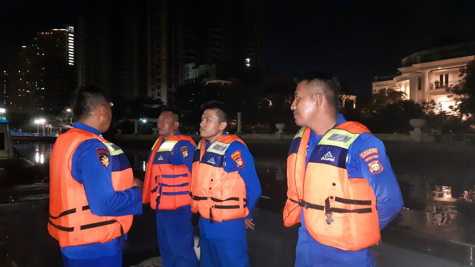Team Patroli Satuan Polair Polres Kepulauan Seribu Kawal Keamanan Malam di Perairan Pulau Untung Jawa