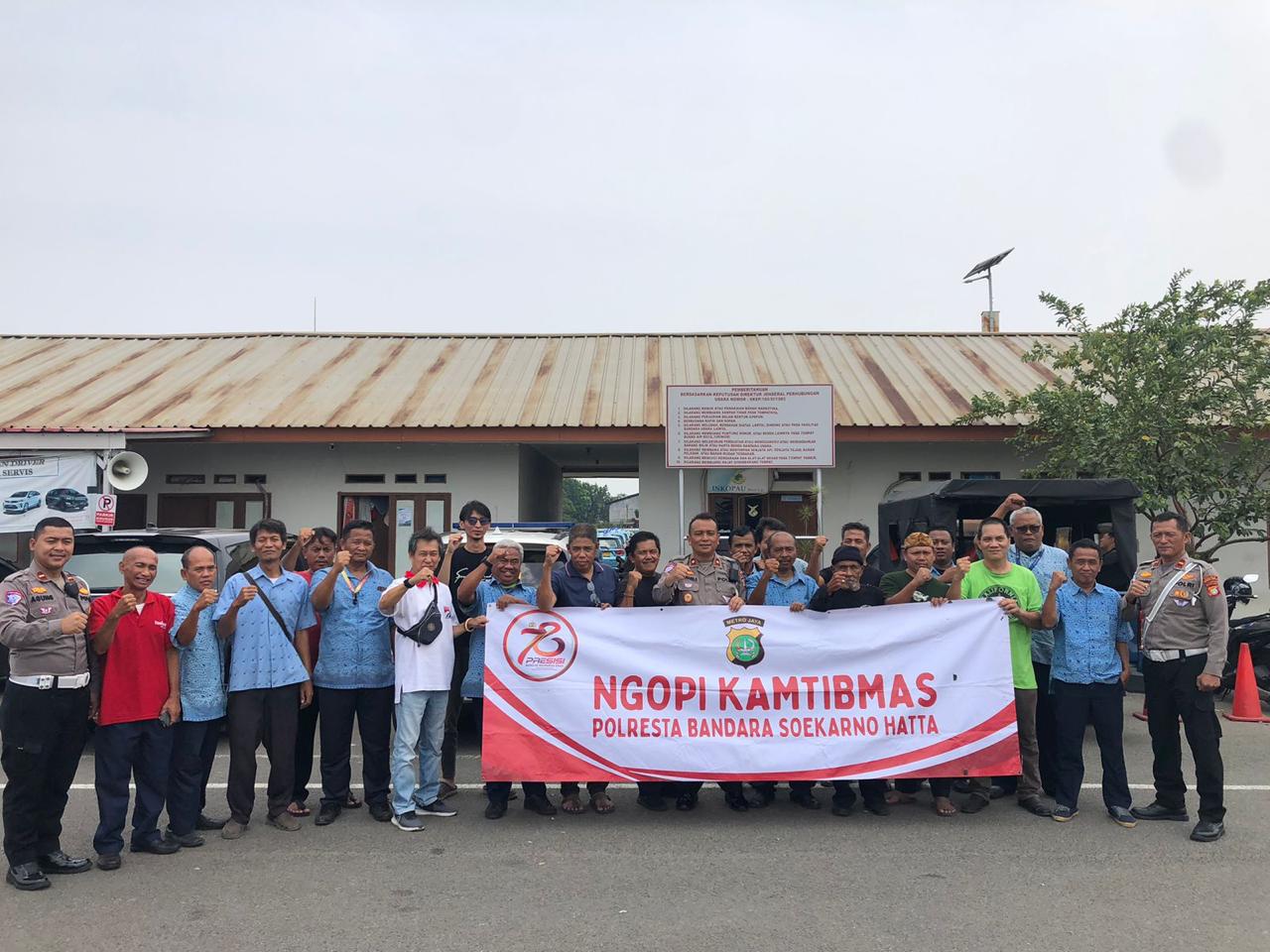 Sambil ngopi, Polantas Bandara Soetta Ajak Pengemudi Taksi Tertib Berlalu Lintas 