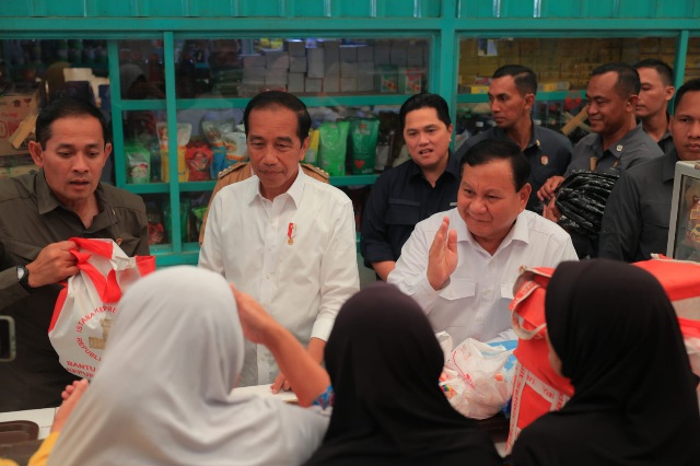 Prabowo Dampingi Jokowi Blusukan di Malang, Para Pedagang Pasar Doakan Jadi Presiden