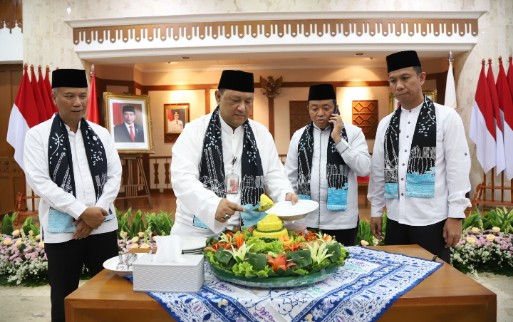 Peringati HUT DKI Jakarta ke-496, Pemkot Jakut Gelar Acara Potong Tumpeng