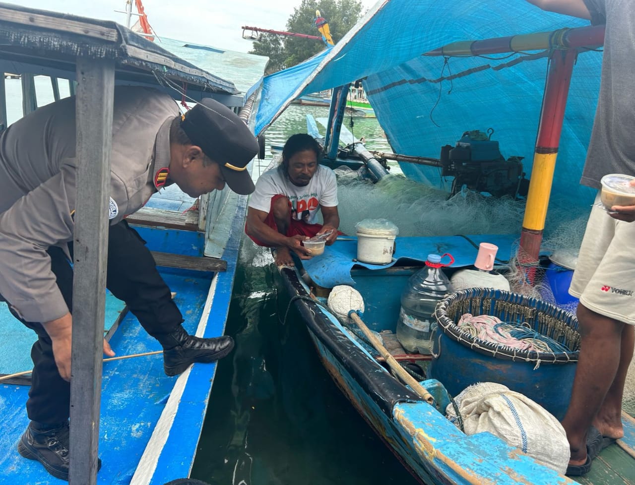 Polsek Kepulauan Seribu Utara Bagikan Takjil Keliling kepada Nelayan di Pulau Kelapa