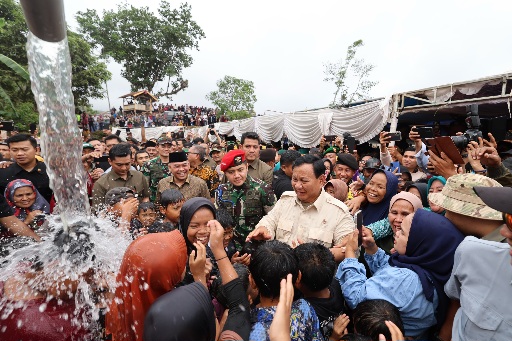 Momen Gembira Prabowo Main Air Bareng Anak-Anak Saat Resmikan Titik Air di Sukabumi