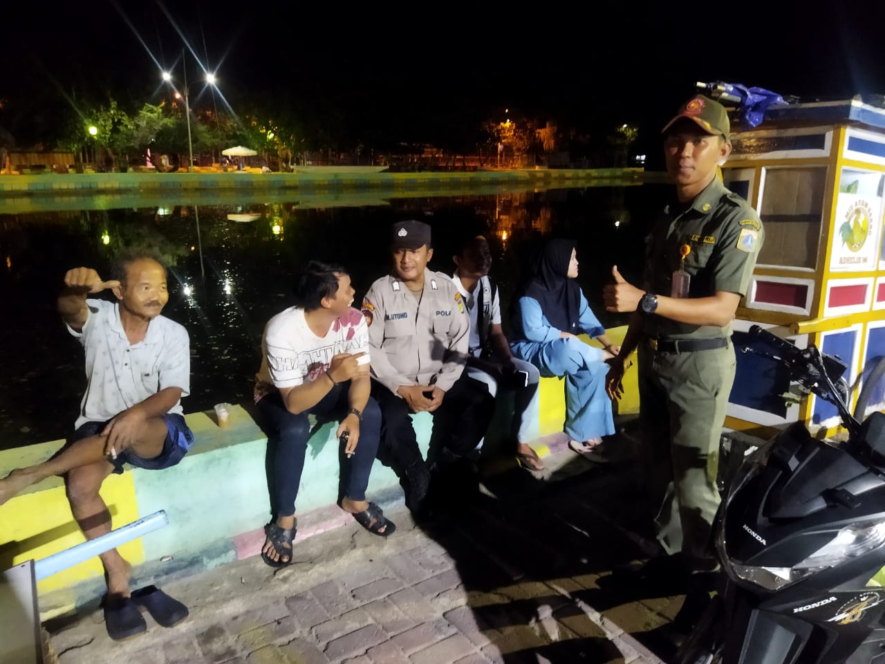 Polres Kepulauan Seribu Gelar Patroli Malam Dialogis, Kapolsek Himbau Warga Waspada Hoax di Pulau Kelapa