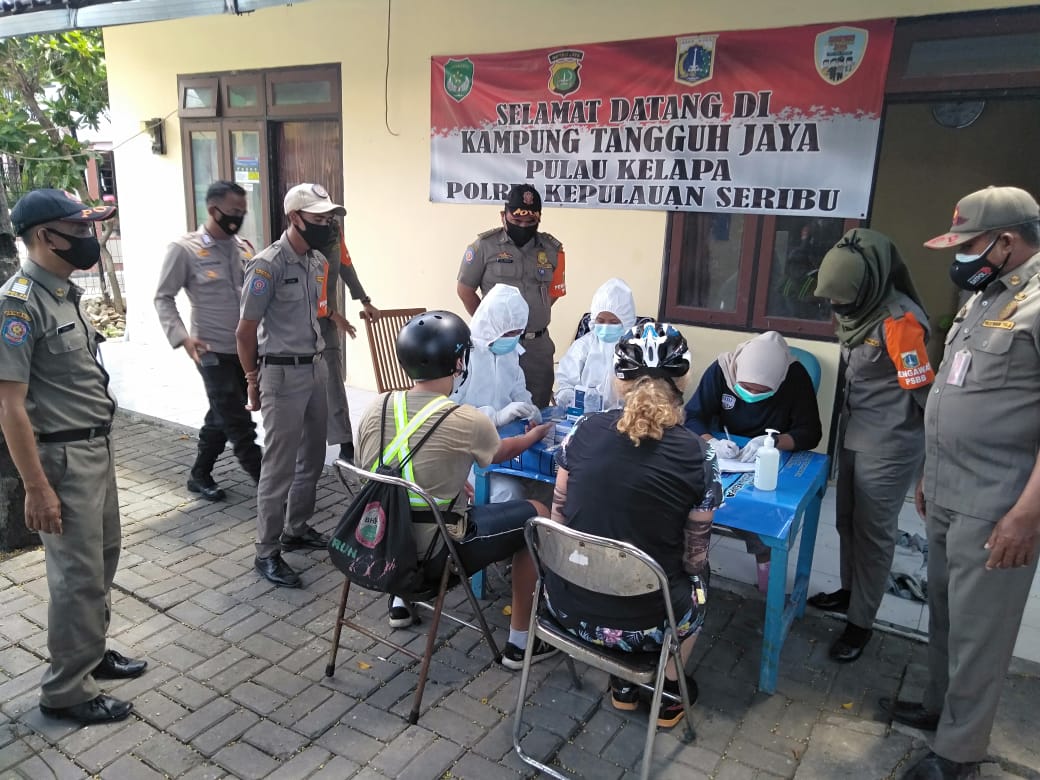 Cegah Covid-19, Polsek Kep Seribu Utara Rapid Tes Gratis 23 Pendatang di Pulau Kelapa