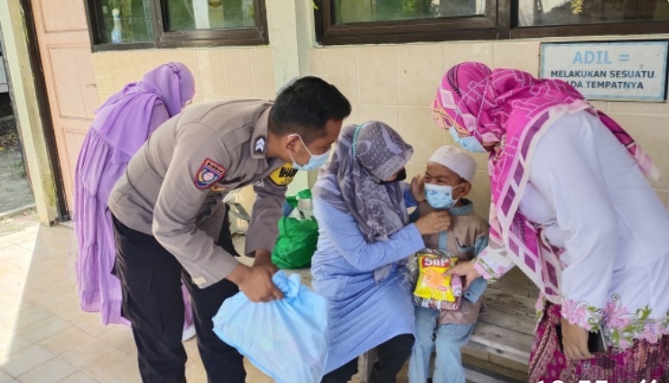Program Vaksinasi Anak, Polsek Kep Seribu Selatan Bersama Tenaga Medis Puskesmas Pulau Tidung Giatkan Suntik Vaksin Door to Door