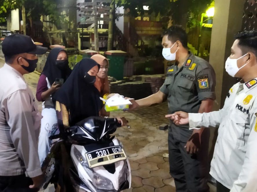 Patroli Malam dan Bagi Masker Gratis, Polsek Kep. Seribu Utara Ciptakan Sitkamtibmas Kondusif