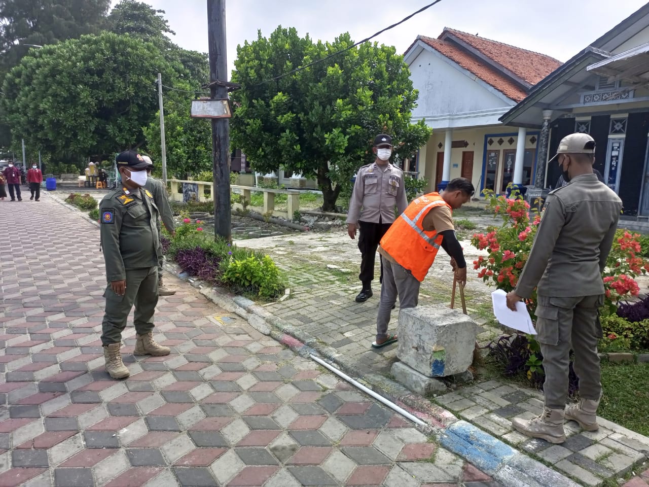 3 Dari 8 Pelanggar ProKes di 2 Pulau Pemukiman Disanksi Kerja Sosial oleh Tim Ops Yustisi Gabungan Polsek Kep Seribu Utara