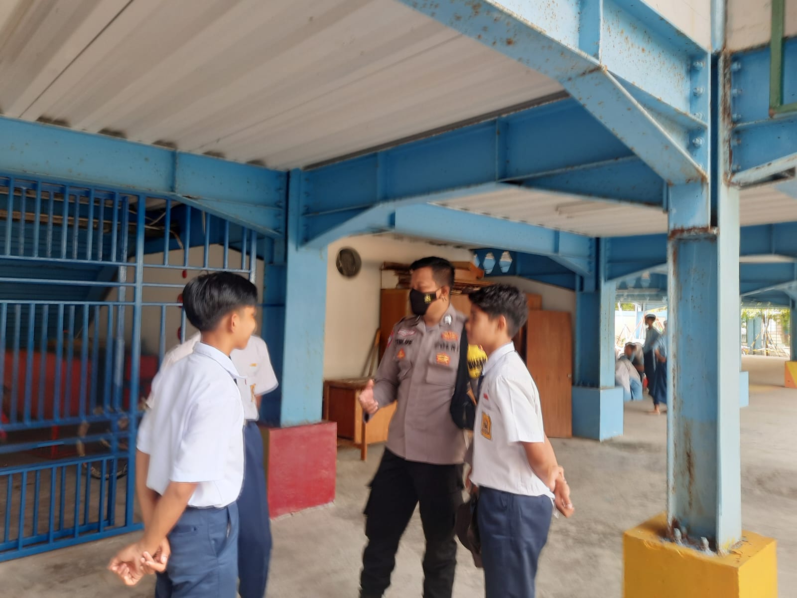 Dekatkan Diri Dengan Pelajar, Bhabinkamtibmas Polsek Kepulauan Seribu Selatan Laksanakan Police Goes To School