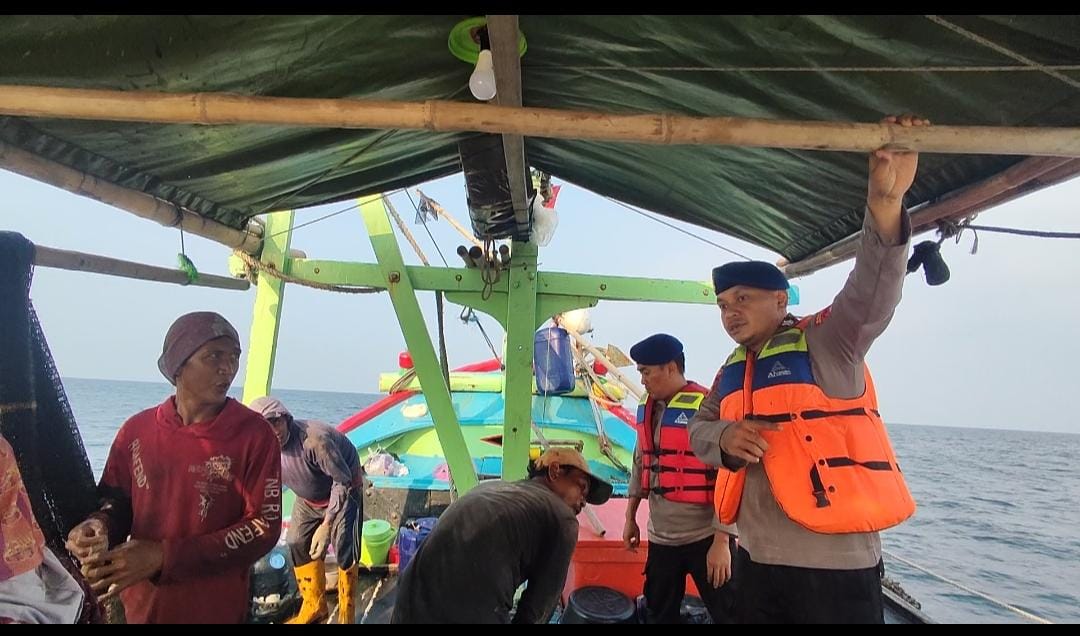 Team Patroli Satpolair Polres Kepulauan Seribu Mengamankan Perairan Malam di Pulau Untung Jawa