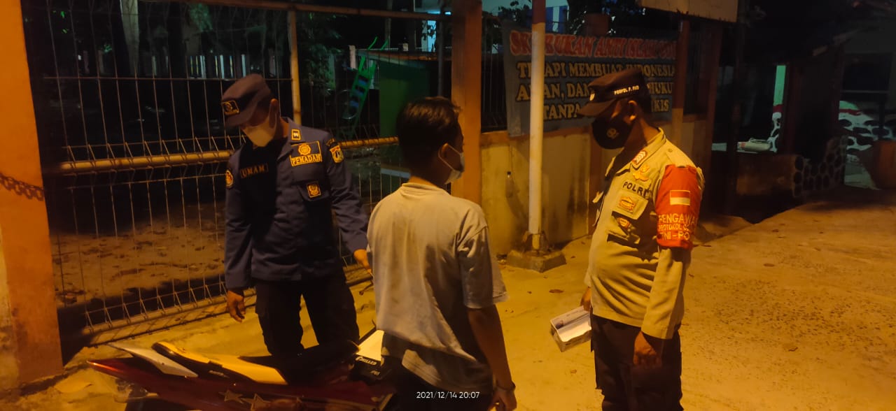 Polsek Kepulauan Seribu Selatan Giatkan Patroli PPKM Malam Hari Sampaikan Himbauan ProKes