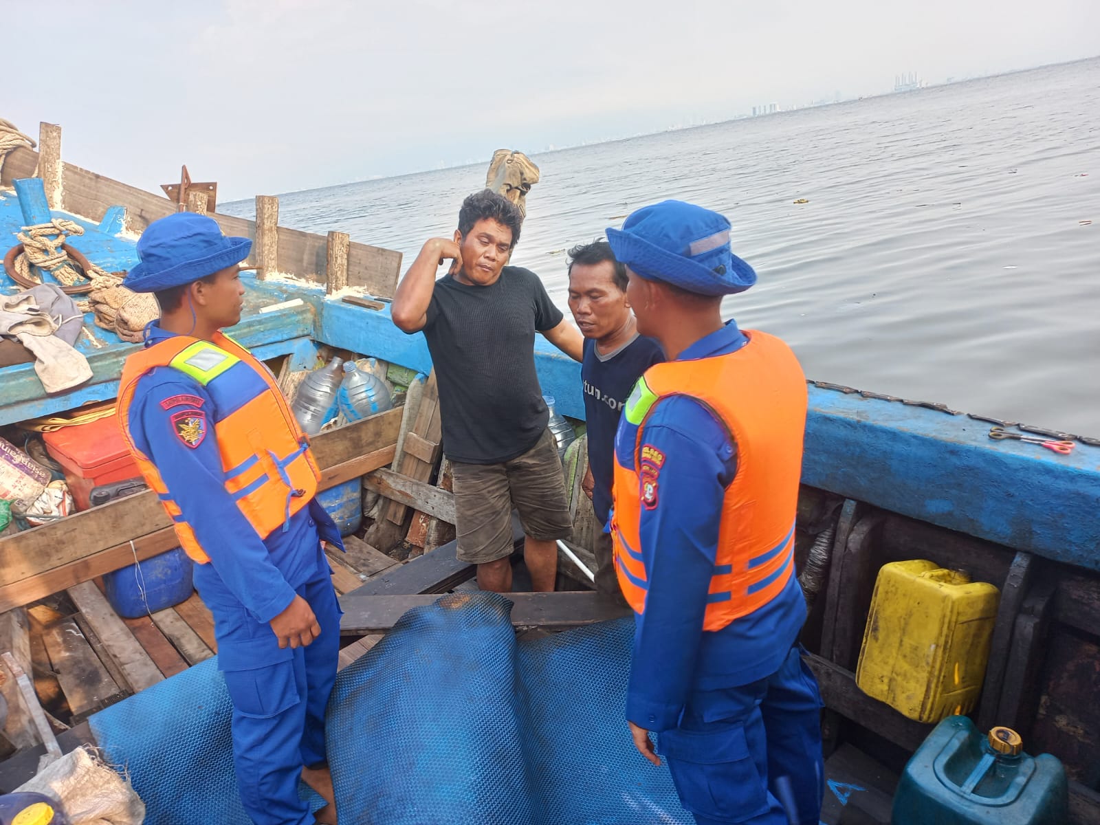 Patroli Satpolairud Polres Kepulauan Seribu Antisipasi Tindak Kejahatan di Laut: Himbauan Kasat Polairud AKP Dasiman kepada Nelayan