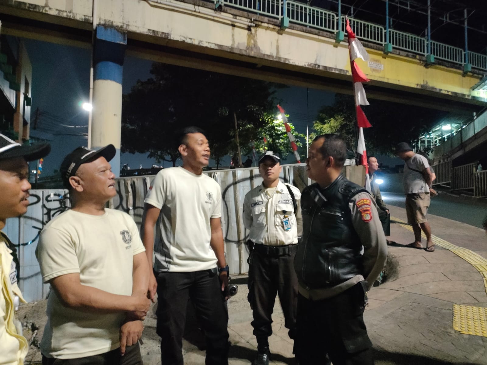 Patroli Dini Hari 1051 Samapta Polsek Metro Tanah Abang Dan Sambangi Security Blok F Dan G Pasar Tanah Abang