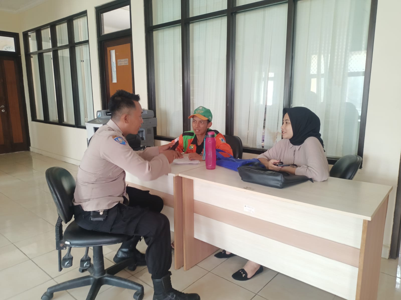 Bhabinkamtibmas Pulau Kelapa Sosialisasikan Layanan Contact Center 110 POLRI untuk Penuhi Kebutuhan Keamanan Publik