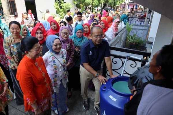 Sambut Hari Kartini, PAM JAYA dan TP PKK Bagi Toren Air Gratis ke Ibu Pejuang Keluarga
